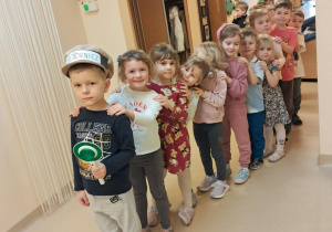 Na zdjęciu widać dzieci podczas zabaw muzycznych.