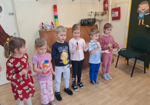 Na zdjęciu widać dzieci podczas zabaw muzycznych.