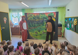 Na zdjęciu widać dzieci na przedstawieniu teatru pt. "Brzydal"