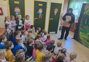 Na zdjęciu widać dzieci na przedstawieniu teatru pt. "Brzydal"