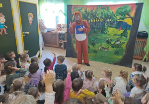 Na zdjęciu widać dzieci na przedstawieniu teatru pt. "Brzydal"