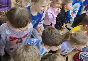 Na zdjęciu widać dzieci na przedstawieniu teatru pt. "Brzydal"