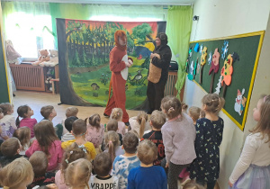 Na zdjęciu widać dzieci na przedstawieniu teatru pt. "Brzydal"