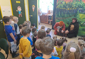 Na zdjęciu widać dzieci na przedstawieniu teatru pt. "Brzydal"