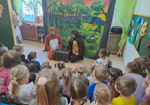 Na zdjęciu widać dzieci na przedstawieniu teatru pt. "Brzydal"