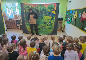 Na zdjęciu widać dzieci na przedstawieniu teatru pt. "Brzydal"