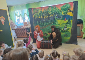 Na zdjęciu widać dzieci na przedstawieniu teatru pt. "Brzydal"