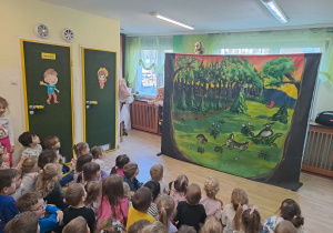 Na zdjęciu widać dzieci na przedstawieniu teatru pt. "Brzydal"