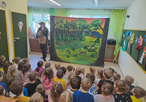 Na zdjęciu widać dzieci na przedstawieniu teatru pt. "Brzydal"