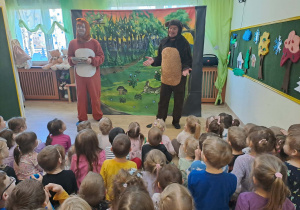 Na zdjęciu widać dzieci na przedstawieniu teatru pt. "Brzydal"