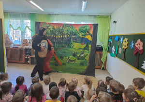 Na zdjęciu widać dzieci na przedstawieniu teatru pt. "Brzydal"