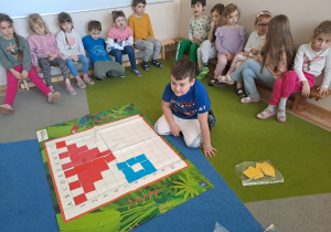 Na zdjęciu widać dzieci na zajęciach z kodowania.