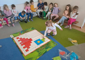 Na zdjęciu widać dzieci na zajęciach z kodowania.