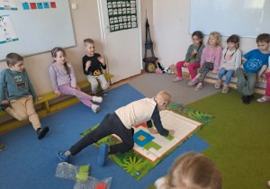 Na zdjęciu widać dzieci na zajęciach z kodowania.