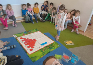 Na zdjęciu widać dzieci na zajęciach z kodowania.