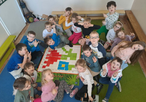 Na zdjęciu widać dzieci na zajęciach z kodowania.