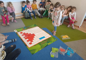 Na zdjęciu widać dzieci na zajęciach z kodowania.