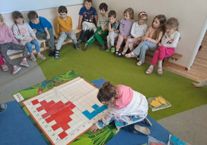 Na zdjęciu widać dzieci na zajęciach z kodowania.