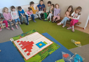 Na zdjęciu widać dzieci na zajęciach z kodowania.