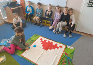 Na zdjęciu widać dzieci na zajęciach z kodowania.