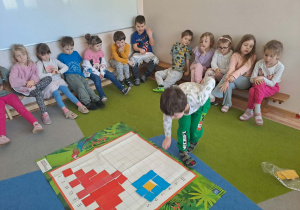 Na zdjęciu widać dzieci na zajęciach z kodowania.