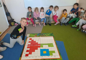 Na zdjęciu widać dzieci na zajęciach z kodowania.