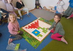 Na zdjęciu widać dzieci na zajęciach z kodowania.