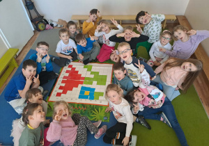 Na zdjęciu widać dzieci na zajęciach z kodowania.