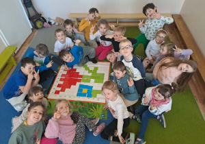 Na zdjęciu widać dzieci na zajęciach z kodowania.