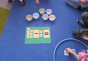 Na zdjęciu widać dzieci na zajęciach dydaktycznych.