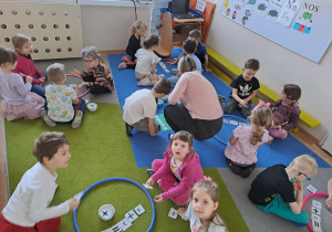 Na zdjęciu widać dzieci na zajęciach dydaktycznych.