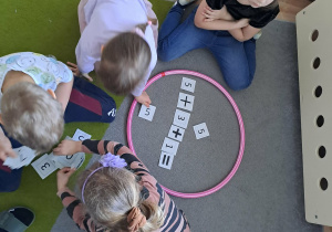 Na zdjęciu widać dzieci na zajęciach dydaktycznych.