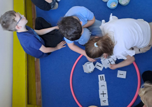 Na zdjęciu widać dzieci na zajęciach dydaktycznych.