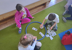 Na zdjęciu widać dzieci na zajęciach dydaktycznych.