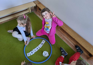 Na zdjęciu widać dzieci na zajęciach dydaktycznych.