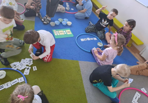 Na zdjęciu widać dzieci na zajęciach dydaktycznych.