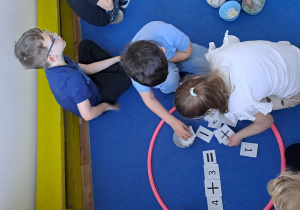 Na zdjęciu widać dzieci na zajęciach dydaktycznych.