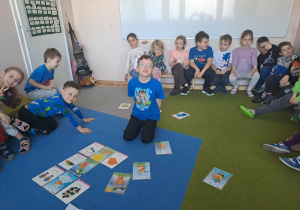 Na zdjęciu widać dzieci na zajęciach dydaktycznych.