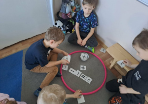 Na zdjęciu widać dzieci na zajęciach dydaktycznych.