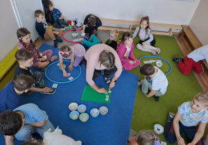 Na zdjęciu widać dzieci na zajęciach dydaktycznych.