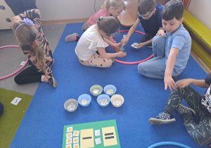 Na zdjęciu widać dzieci na zajęciach dydaktycznych.