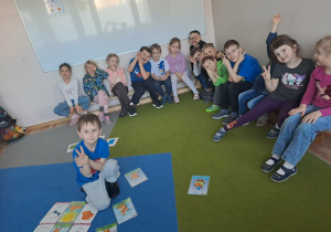 Na zdjęciu widać dzieci na zajęciach dydaktycznych.