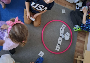 Na zdjęciu widać dzieci na zajęciach dydaktycznych.