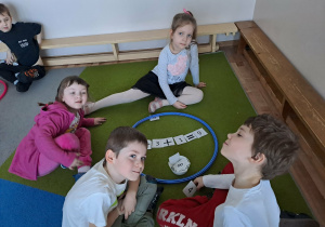 Na zdjęciu widać dzieci na zajęciach dydaktycznych.