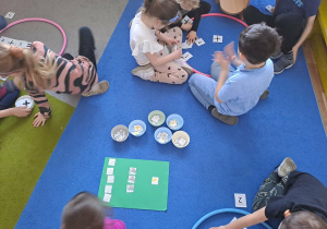 Na zdjęciu widać dzieci na zajęciach dydaktycznych.