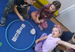 Na zdjęciu widać dzieci na zajęciach dydaktycznych.