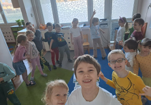 Na zdjęciu widać dzieci na zajęciach dydaktycznych.