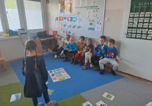 Na zdjęciu widać dzieci na zajęciach dydaktycznych.