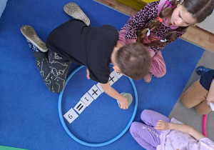 Na zdjęciu widać dzieci na zajęciach dydaktycznych.