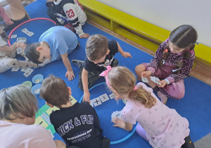 Na zdjęciu widać dzieci na zajęciach dydaktycznych.